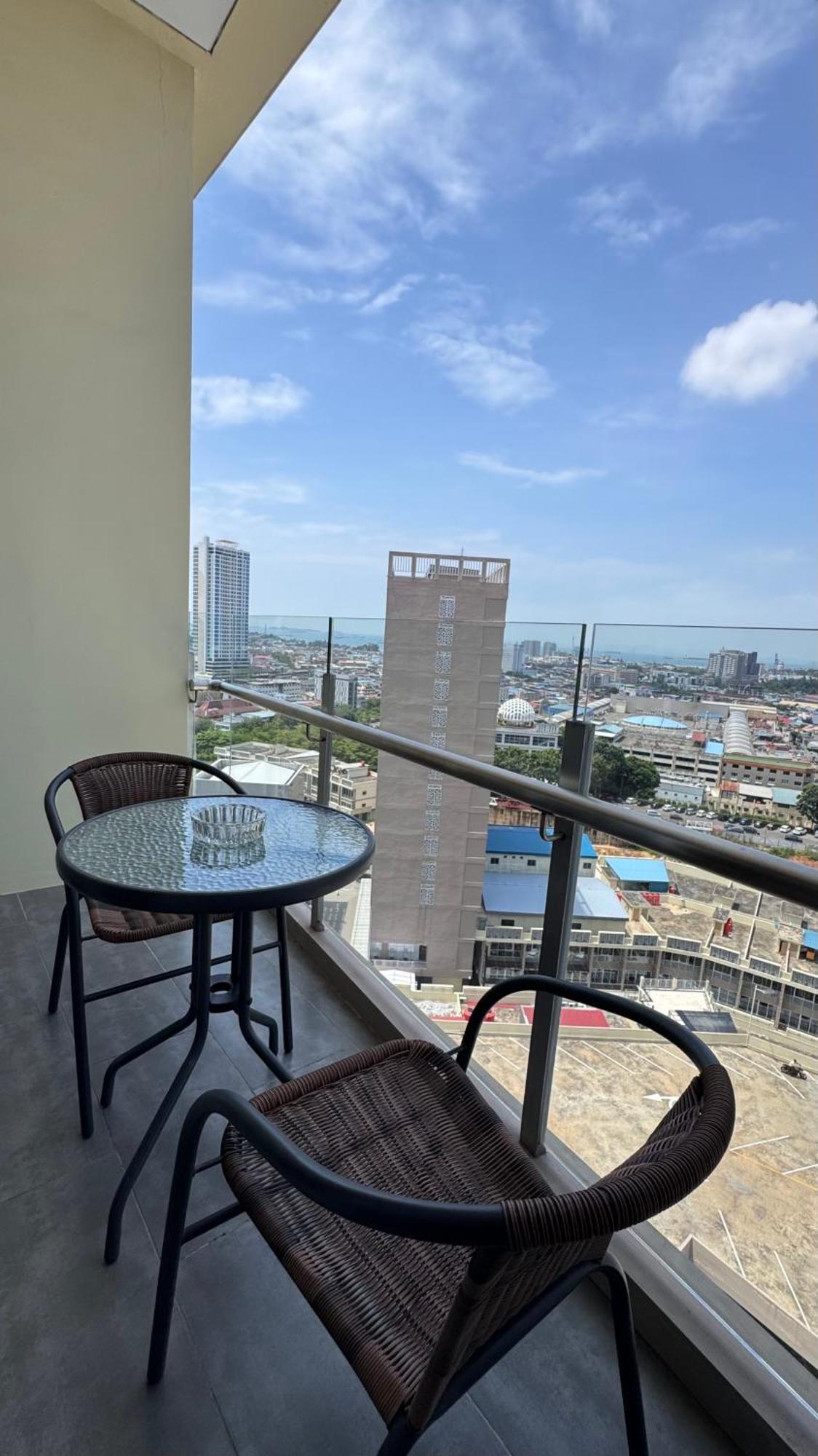 Nagoya Thamrin Apartment High Floor With View 外观 照片